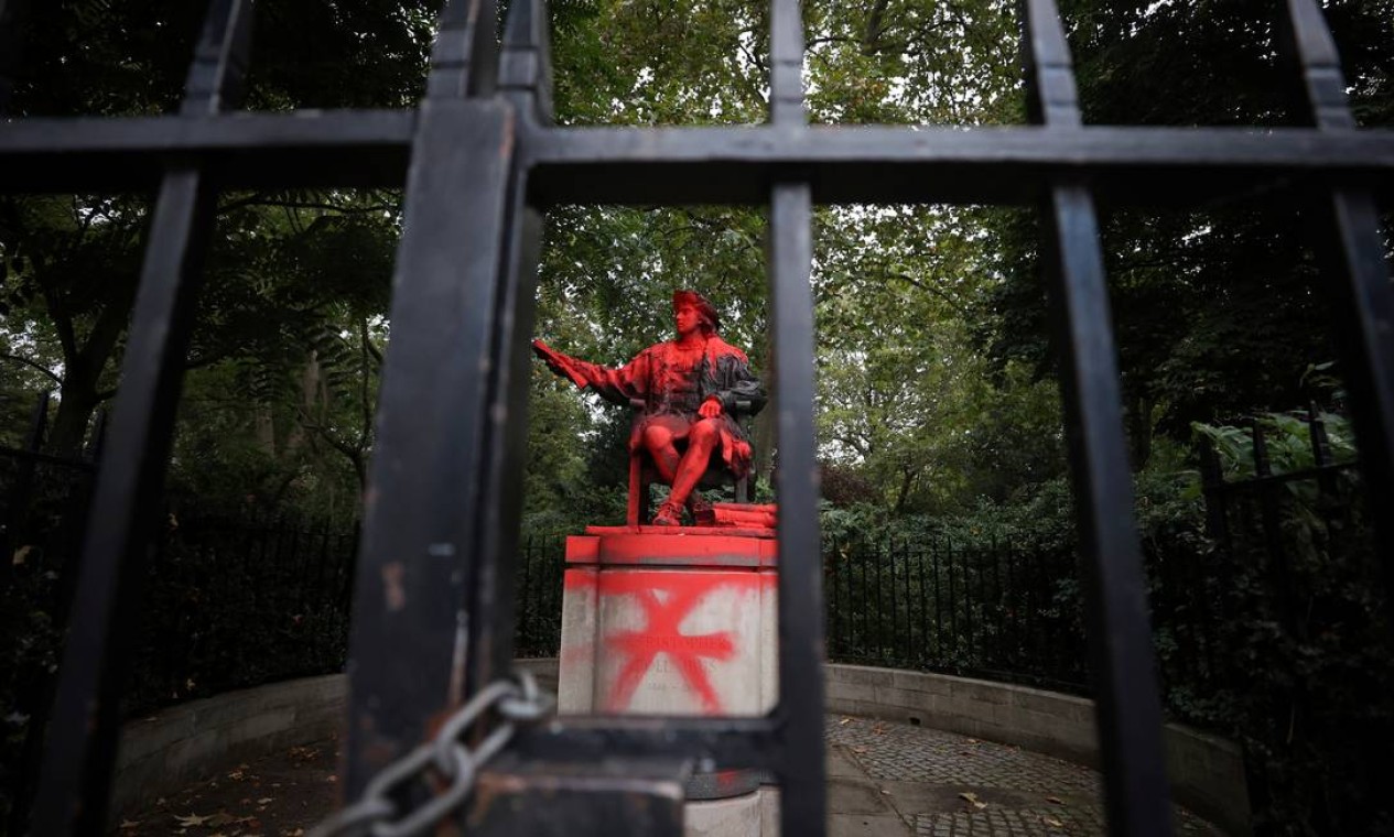 Estátua de Cristóvão Colombo é vandalizada em Londres Foto: HANNAH MCKAY / REUTERS