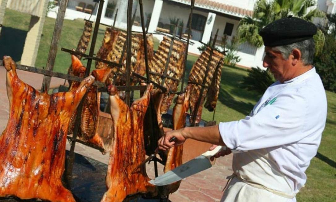 Churrasco de cordeiro à moda tradicional em Santiago del Estero, no norte da Argentina Foto: Divulgação