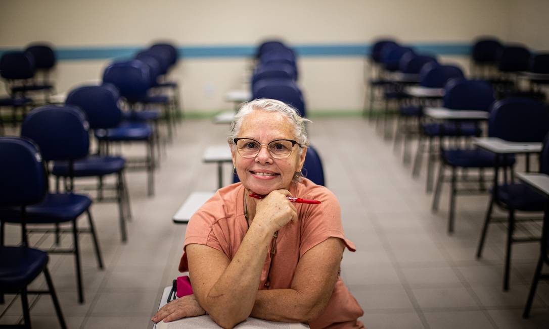  Após o divórcio e a criação dos filhos, Elisabete Logatto pôde realizar o sonho de fazer faculdade Foto: Hermes de Paula / Agência O Globo