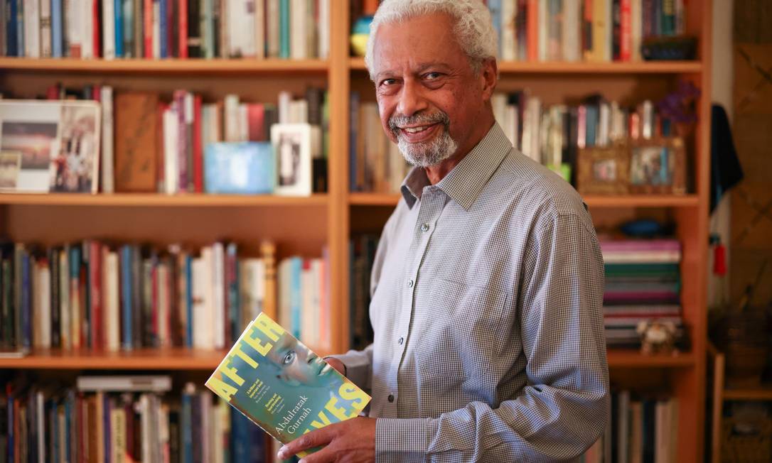 LITERATURA - O romancista tanzaniano Abdulrazak Gurnah. Autor foi premiado &#039;por sua penetração intransigente e compassiva nos efeitos do colonialismo&#039; Foto: HENRY NICHOLLS / REUTERS