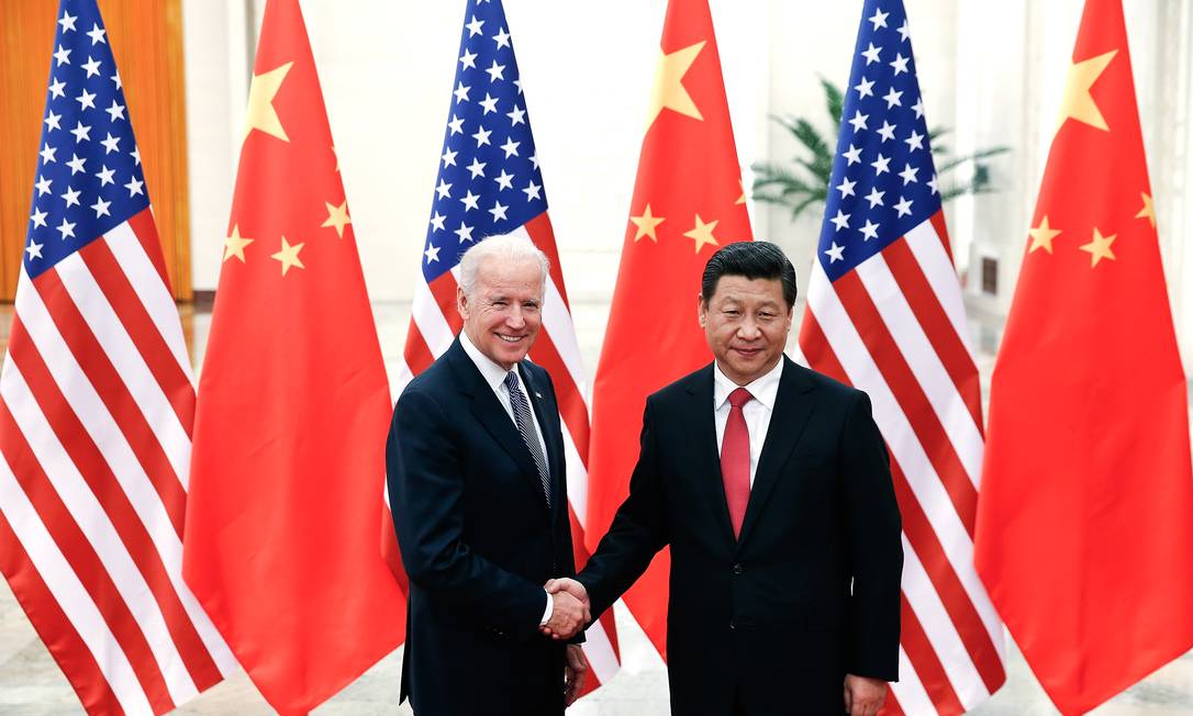 Presidente chinês, Xi Jinping, aperta a mão de Joe Biden, que atuava como vice-presidente dos EUA na ocasião, em dezembro de 2013 Foto: LINTAO ZHANG / AFP