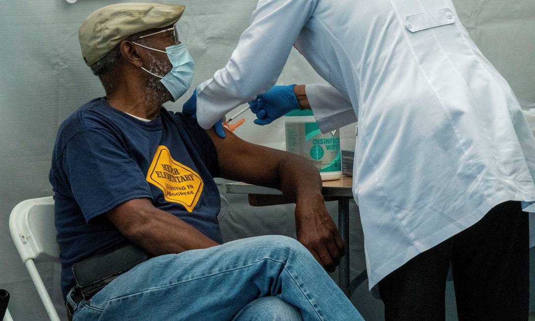 Dose de vacina contra a Covid-19 é aplicada em idoso de Nova York, nos EUA Foto: DAVID DEE DELGADO / REUTERS