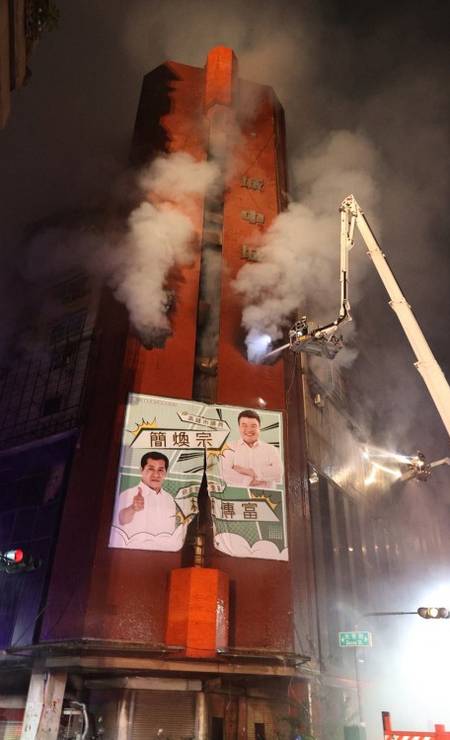 Edifício que pegou fogo em Taiwan tinha 13 andares com apartamentos residenciais e lojas Foto: STR / AFP