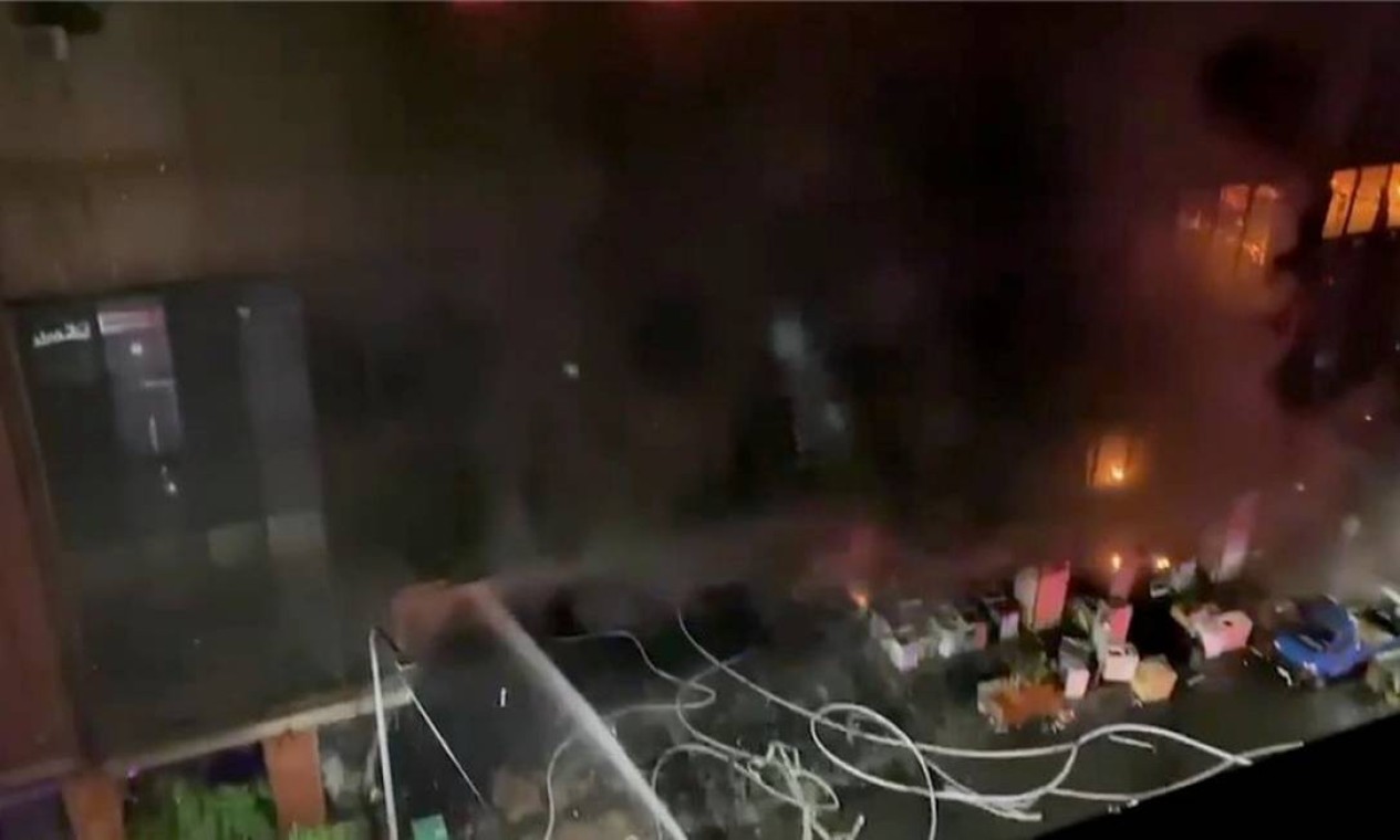Incêndio começou durante a madrugada e testemunhas dizem ter ouvido o barulho de explosões Foto: CHANG YU CHEN / CHANG YU CHEN via REUTERS