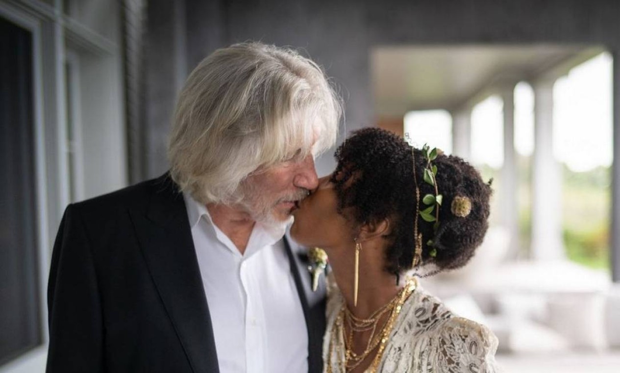 Roger Waters compartilhou fotos do casamento com Kamilah Chavis em postagens nas redes sociais no dia 13 de outubro Foto: Reprodução/Instagram
