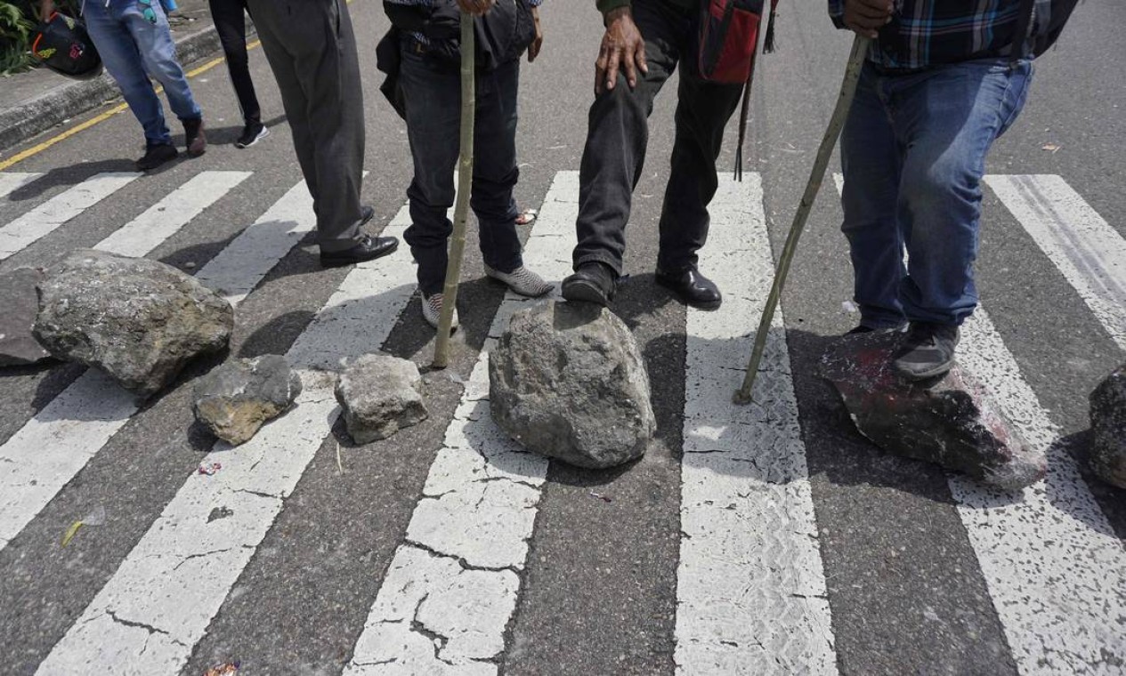 Ex-militares usam pedras para bloquear estrada em El Boqueron, Cuilapa, Guatemala. Centenas de ex-militares guatemaltecos bloquearam duas passagens de fronteira, a entrada de um porto marítimo e cerca de 18 trechos de estradas, exigindo e indenização por seus serviços durante a guerra civil (1960-1996) Foto: JOHAN ORDONEZ / AFP