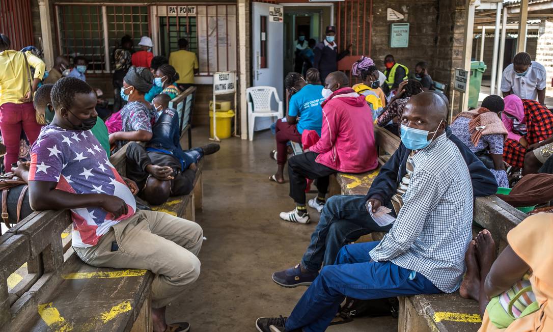 Grupo de pessoas espera pelo resultado de testes de Covid-19 no condado de Kisumu, no Quênia Foto: BRIAN OTIENO / NYT