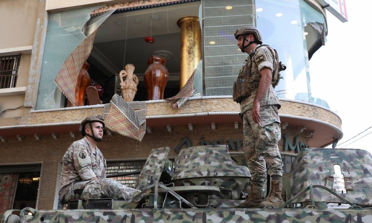 Soldados do exército patrulham após tiroteio Foto: MOHAMED AZAKIR / REUTERS