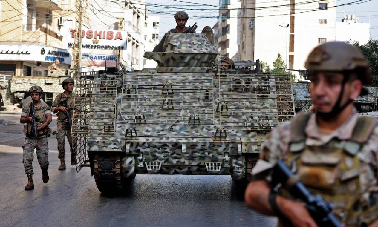 Soldados do Exército libanês patrulham a área de confrontos no subúrbio ao sul da capital Beirute Foto: ANWAR AMRO / AFP