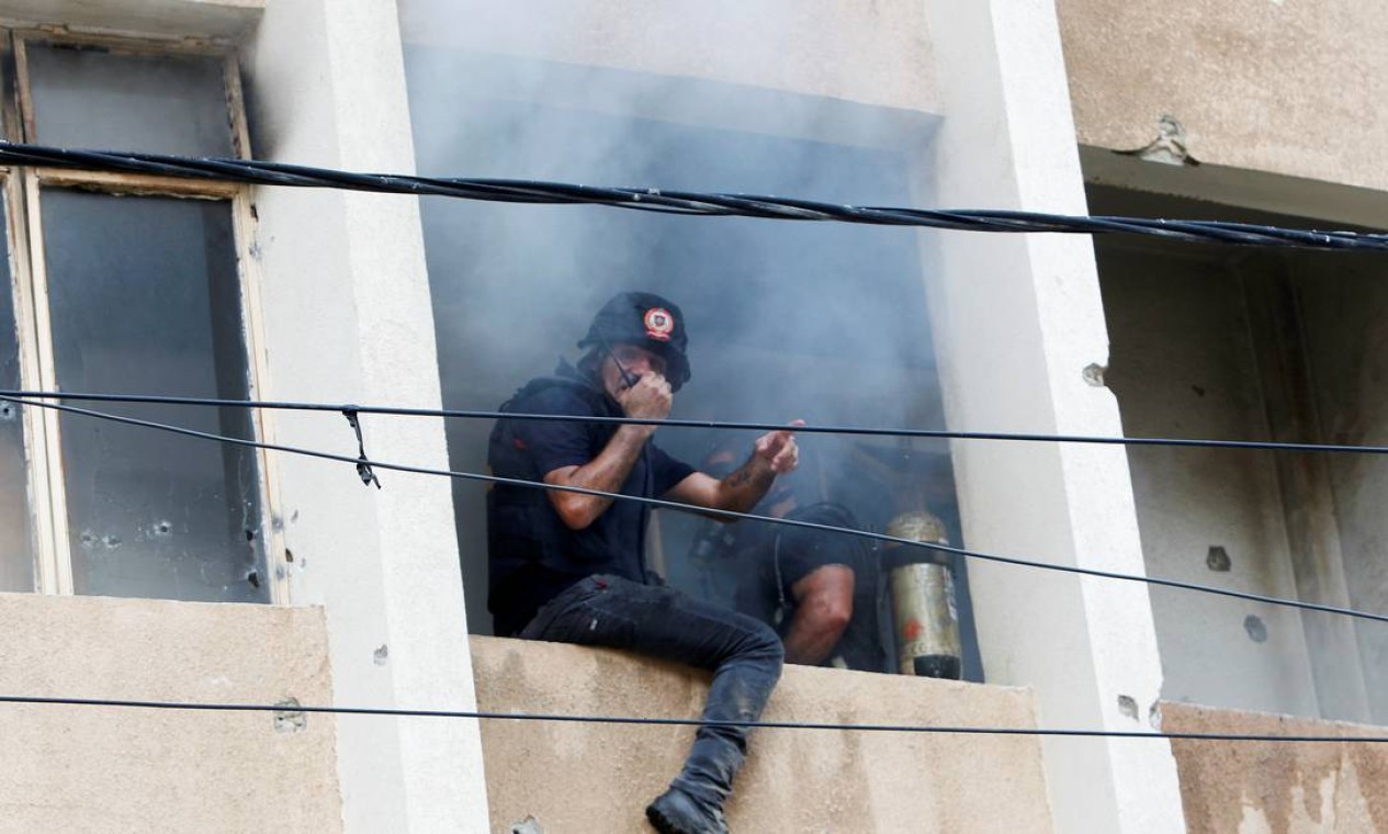 Membros da defesa civil tentam apagar um incêndio dentro de um prédio Foto: AZIZ TAHER / REUTERS