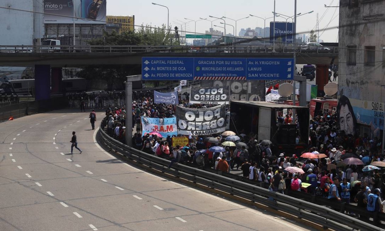 Trabalhadores ocupam avenida de Buenos Aires com marcha contra FMI Foto: MATIAS BAGLIETTO / REUTERS