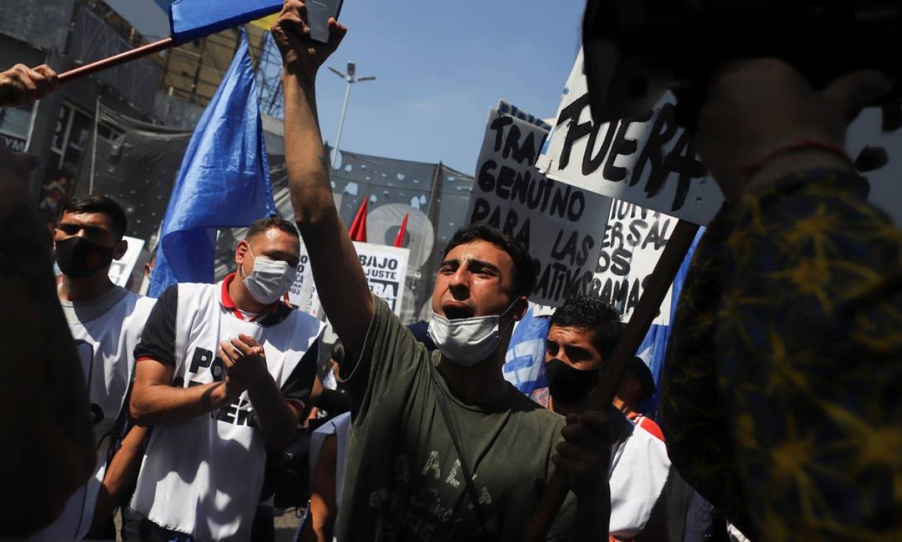Manifestantes protestam em busca de empregos e melhores salários, em Buenos Aires, Argentina Foto: MATIAS BAGLIETTO / REUTERS