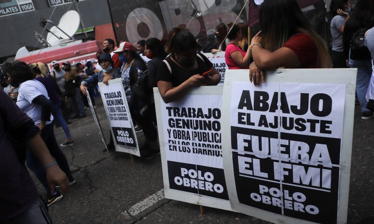 Manifestantes protestam contra interferência do Fundo Monetário Internacional (FMI) e cobram obras públicas durante protesto em Buenos Aires Foto: MATIAS BAGLIETTO / REUTERS