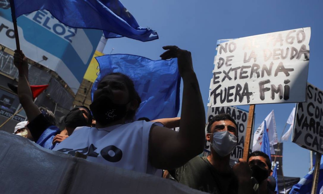 Manifestantes protestam em busca de empregos e melhores salários, em Buenos Aires, Argentina Foto: MATIAS BAGLIETTO / REUTERS