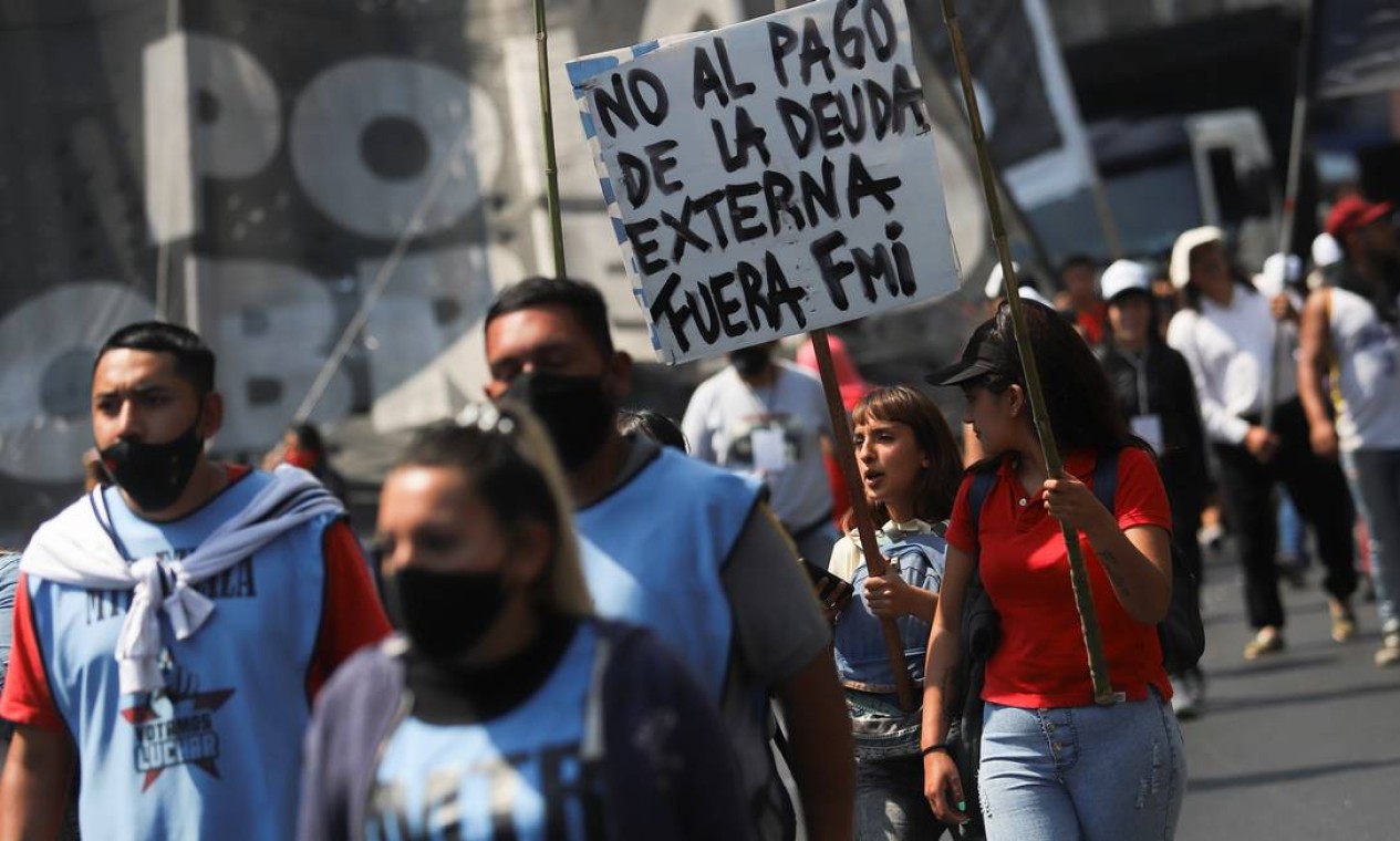 Manifestantes protestam contra o pagamento da dívida externa Foto: MATIAS BAGLIETTO / REUTERS