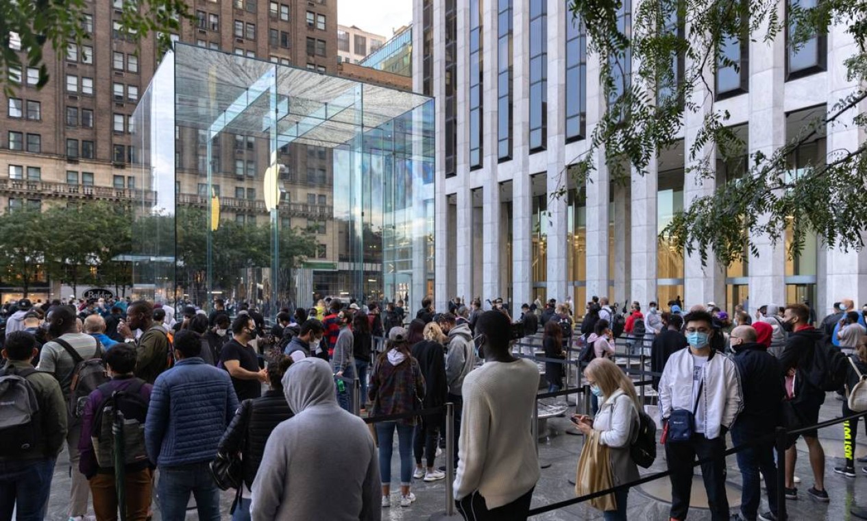 A Apple começou a vender os novos modelos do iPhone nos EUA no fim de setembro, com filas na loja de Nova York Foto: Jeenah Moon / Bloomberg