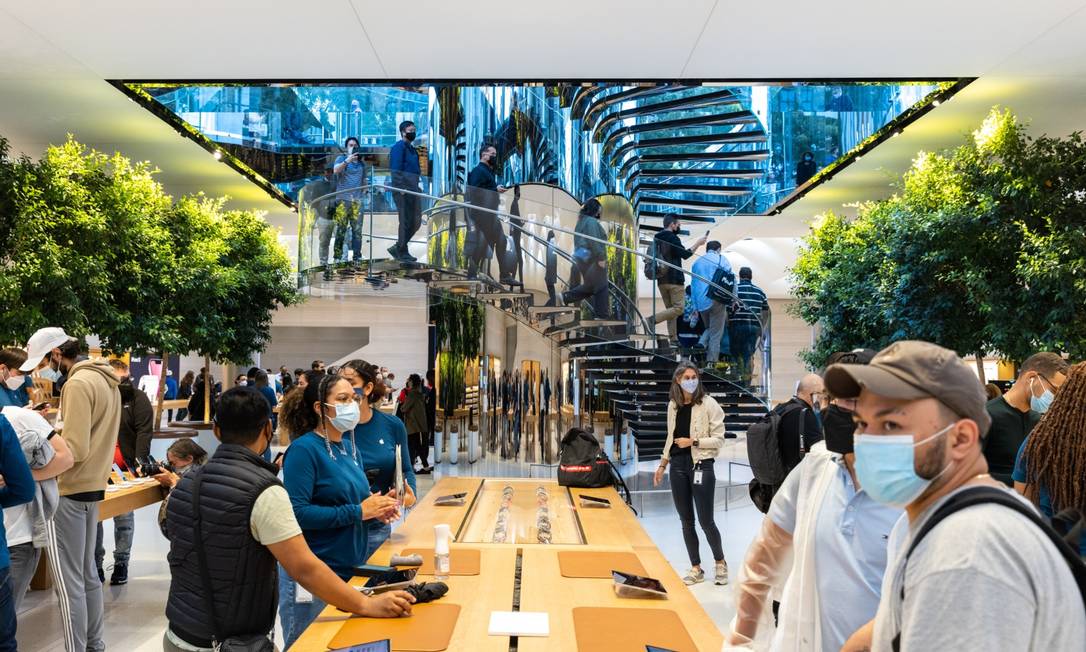 Segundo a Bloomberg, espera-se que a Apple tenha vendas históricas no último trimestre deste ano,  gerando cerca de US$ 120 bilhões em receita Foto: Jeenah Moon / Bloomberg