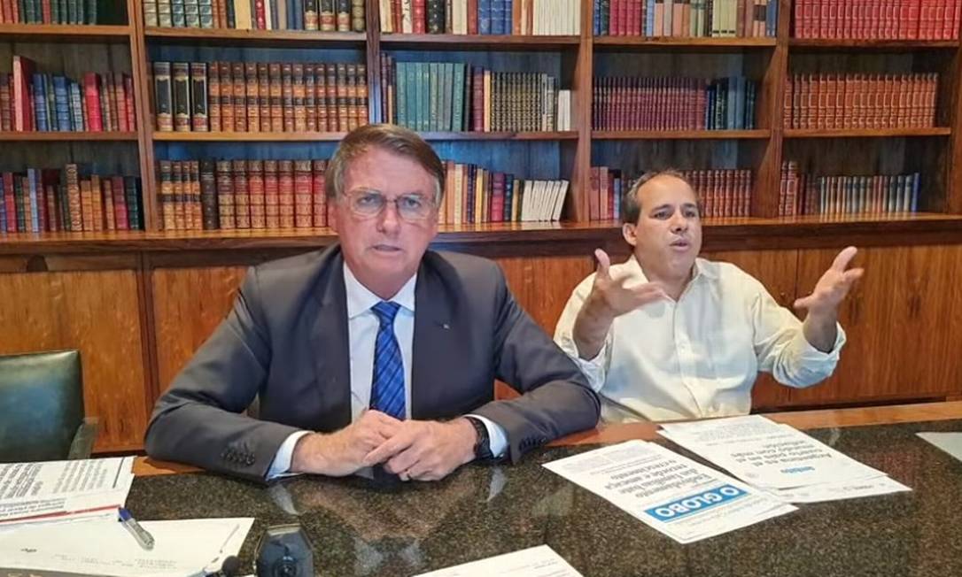 O presidente Jair Bolsonaro durante live nas redes Foto: Reprodução/Youtube