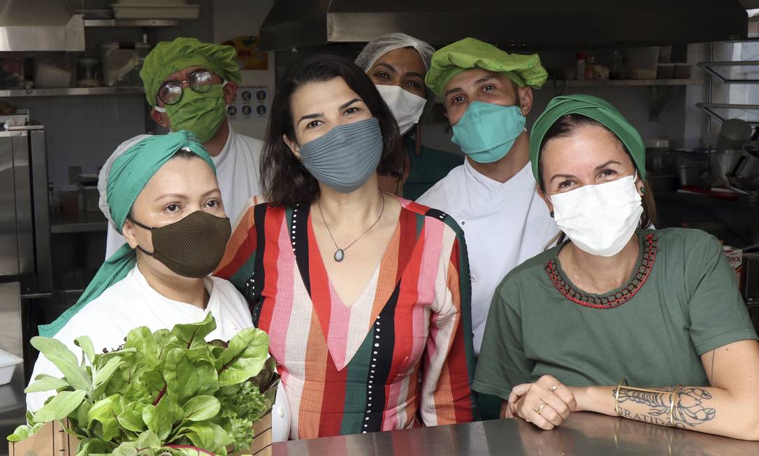 Danielle Barros (ao centro), secretária estadual de Cultura e Economia Criativa, a chef Morena Leite (à direita) e membros do Instituto Capim Santo Foto: Divulgação / Leonardo Feraz