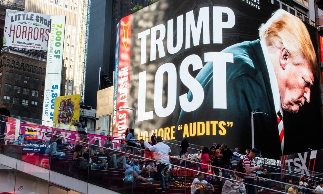 "Trump perdeu. Chega de auditorias", diz o outdoor gigante na Time Square, em Nova York. Ação foi promovido por grupo de republicanos contrários ao ex-presidente dos EUA Donald Trump Foto: EDUARDO MUNOZ / REUTERS