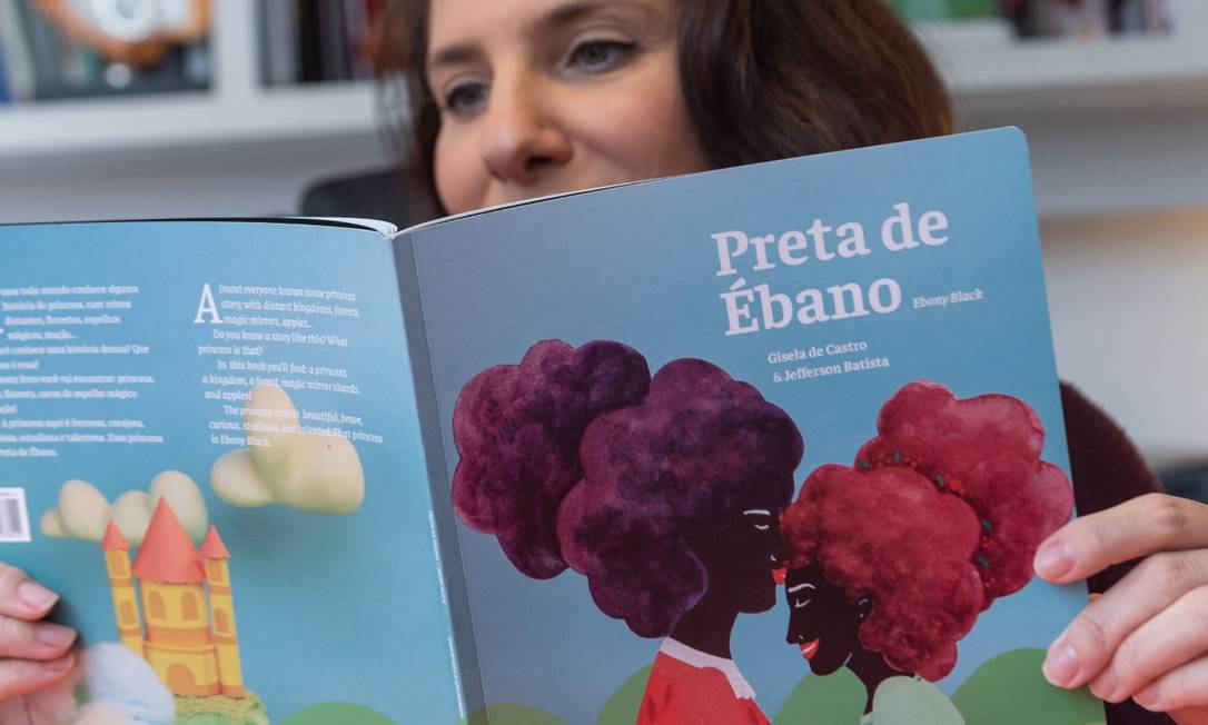 Gisela de Castro escreveu o livro 'Preta do Ébano' após pergunta da filha sobre ausência de princesas negras Foto: Divulgação /Sabrina Paz