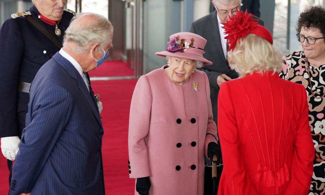 Conversa entre a Rainha Elizabeth, a Duquesa Camila e a presidente do Parlamento galês acabou registrada em vídeo Foto: JACOB KING / AFP