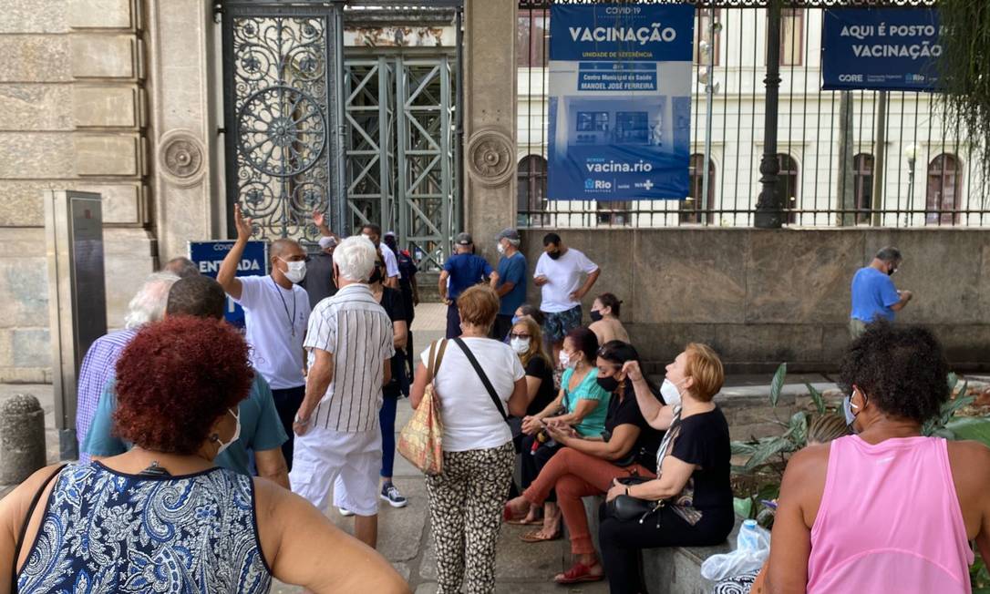 No Palácio do Catete, idosos fazem fila para a terceira dose da Pfizer, em falta. Foto: Márcia Foletto / Agência O Globo