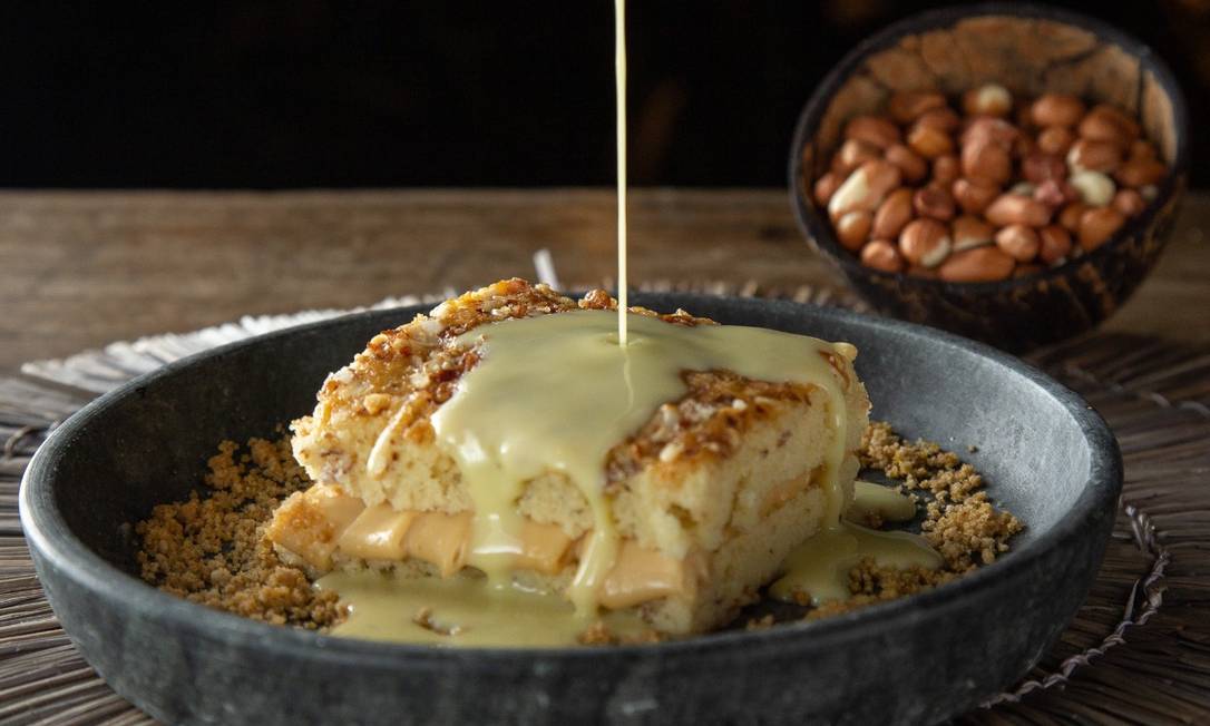 Bolo de amendoim com creme inglês do Peró Restaurante. Foto: Divulgação