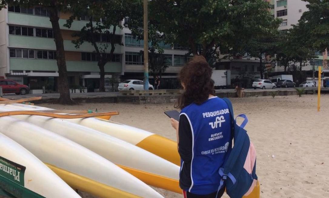 Pesquisadora da universidade durante trabalho de campo na Praia de Icaraí
Foto:
Divulgação
/
Faculdade de Turismo e Hotelaria da UFF
