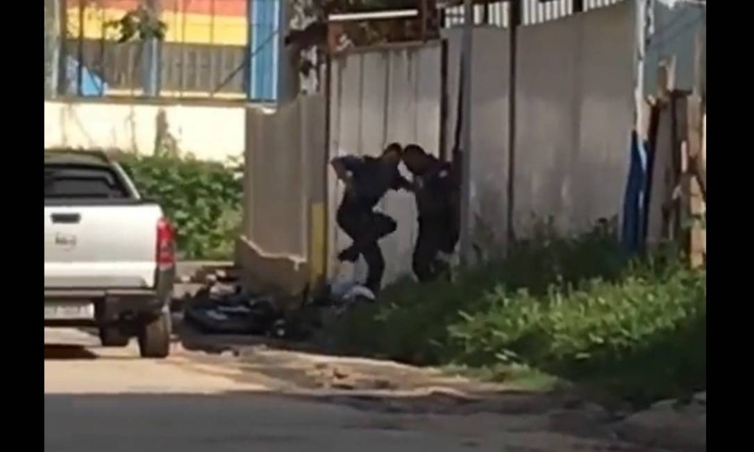 PMs agridem homem rendido em Itaquaquecetuba, na Grande São Paulo Foto: Reprodução