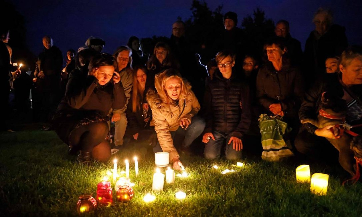 Simpatizantes acendem velas durante uma vigília em memória do parlamentar conservador David Amess, fatalmente esfaqueado na sexta-feira (15), em Leigh-on-Sea, distrito de Southend-on-Sea, no sudeste da Inglaterra Foto: TOLGA AKMEN / AFP