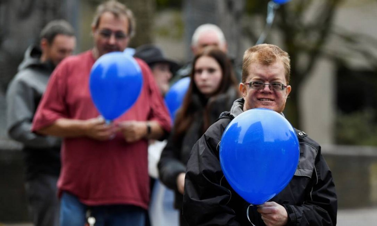 Balões azuiz foram soltos durante vigília no Centro Cívico Foto: TONY O'BRIEN / REUTERS