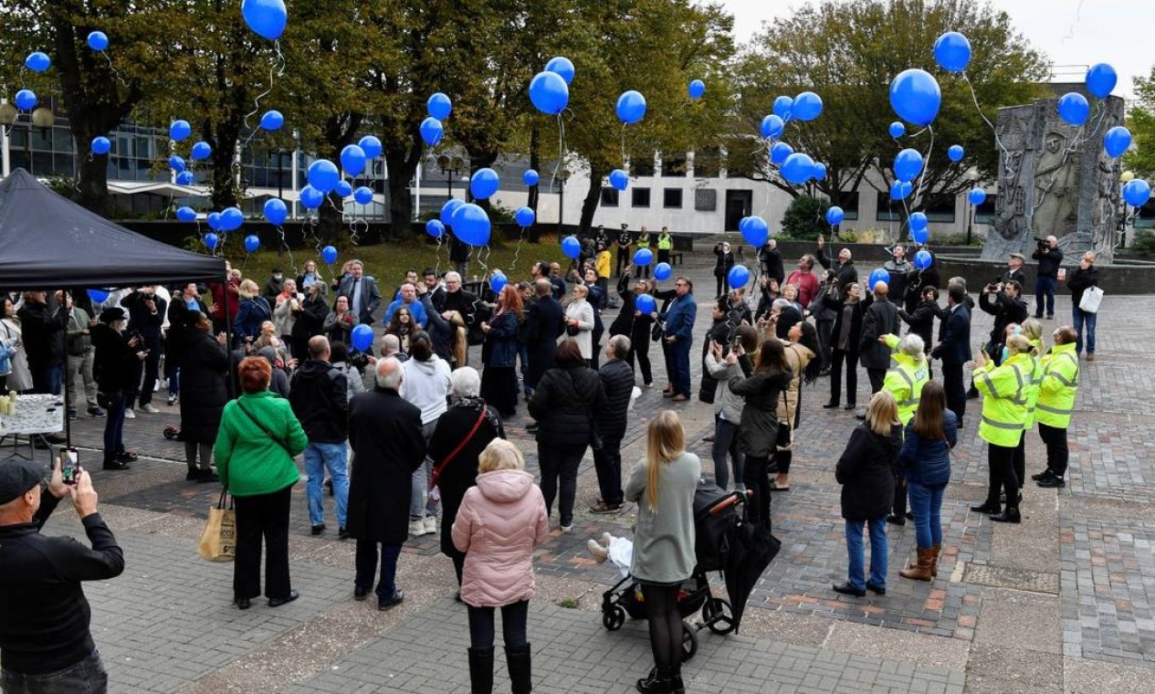 Pessoas soltam balões azuis durante uma vigília no Centro Cívico em Southend-on-Sea Foto: TONY O'BRIEN / REUTERS