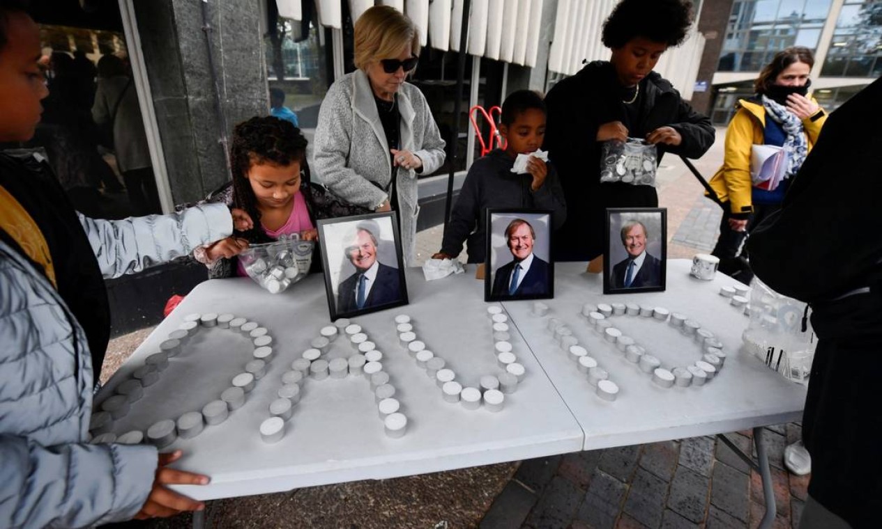 O nome David escrito com velas durante uma vigília Foto: TONY O'BRIEN / REUTERS