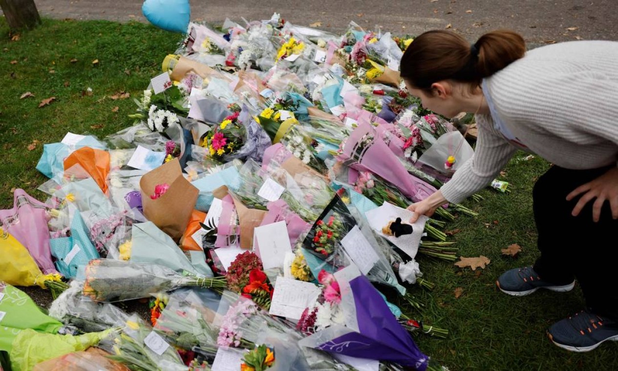 Arranjos de flores foram colocados em frente à Igreja Metodista de Belfairs, em Leigh-on-Sea, onde o parlamentar foi esfaqeuado Foto: TOLGA AKMEN / AFP