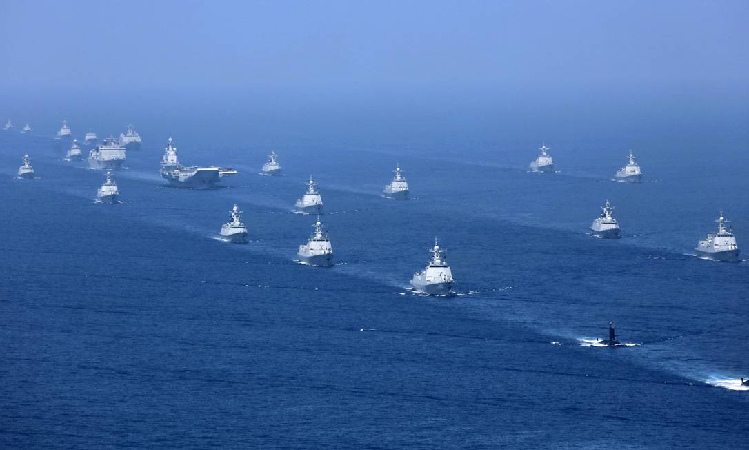 Porta-aviões chinês Liaoning é acompanhado por fragatas da marinha e submarinos durante exercícios no Mar do Sul da China Foto: Li Gang / AP/12-04-2018