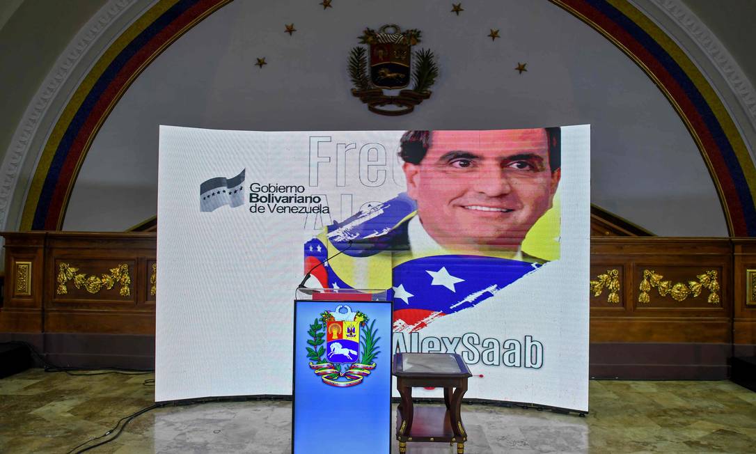 Imagem do empresário colombiano Alex Saab é projetada em painel na Assembleia Nacional da Venezuela, em Caracas Foto: FEDERICO PARRA / AFP