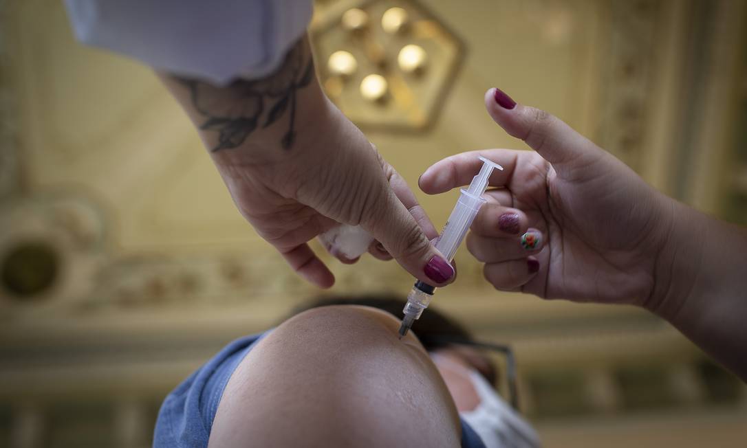 Enfermeira aplica vacina no Palácio do Catete, no Rio. Foto: Marcia Foletto / Agência O Globo