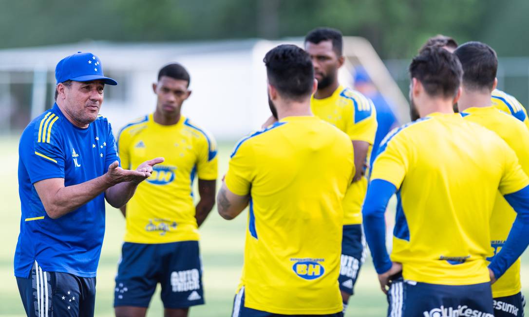 Vanderlei Luxemburgo conversa com jogadores do Cruzeiro Foto: Bruno Haddad/Cruzeiro/Divulgação