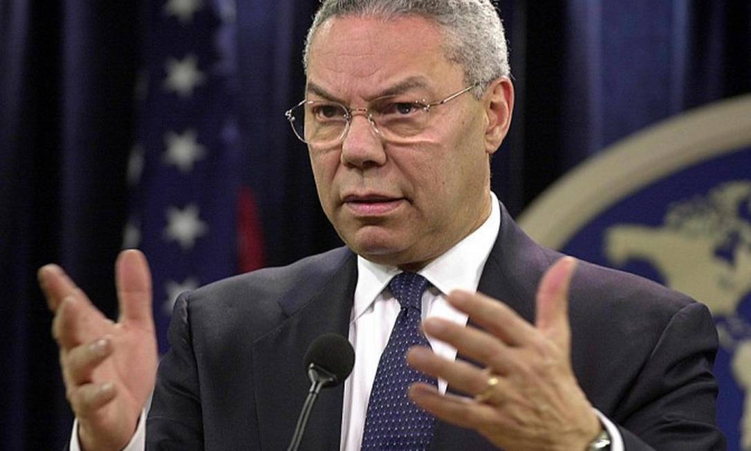 Então secretário de Estado americano, Colin Powell responde a perguntas de repórters durante entrevista coletiva sobre campanha antiterrorismo Foto: Joyce Naltchayan / AFP/13-12-2001