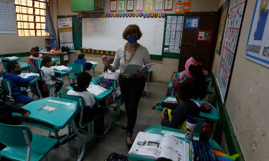 Professora e alunos em sala de aula de escola municipal do Rio Foto: Fabiano Rocha / Agência O Globo
