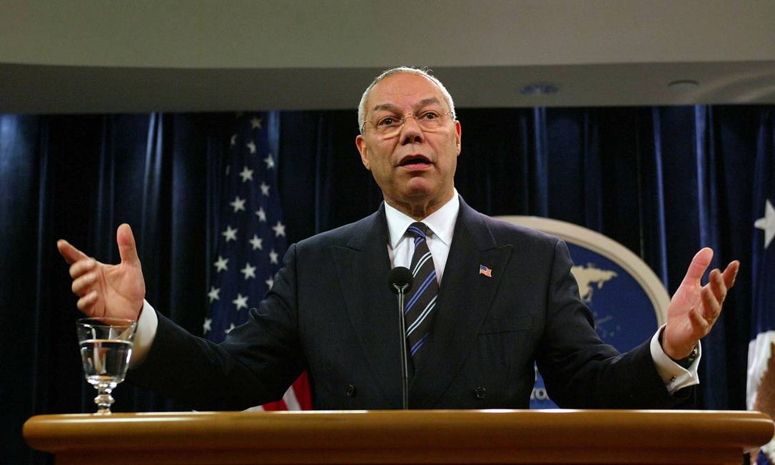 Colin Powell fala com repórters durante entrevista coletiva no Departamento de Estado, em 2004 Foto: DOUG MILLS / NYT/8-12-024