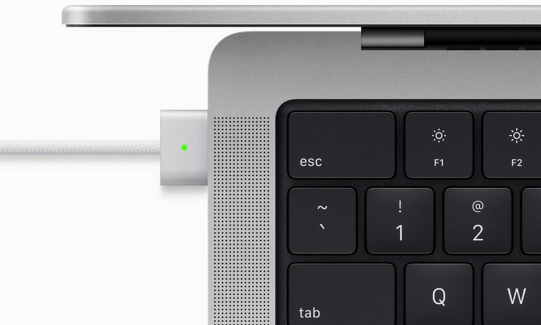 O novo MacBook Pro vem com carregador MagSafe, compatível com os iPhones Foto: Divulgação