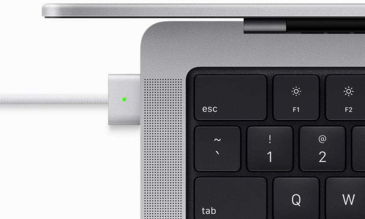 O novo MacBook Pro vem com carregador MagSafe, compatível com os iPhones Foto: Divulgação