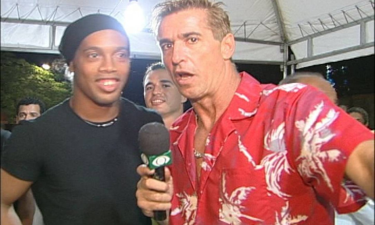 Daniel Sabbá entrevista o craque Ronaldinho Gaúcho para o 'Sabbá Show', exibido pela Band, em 2004 Foto: Reprodução