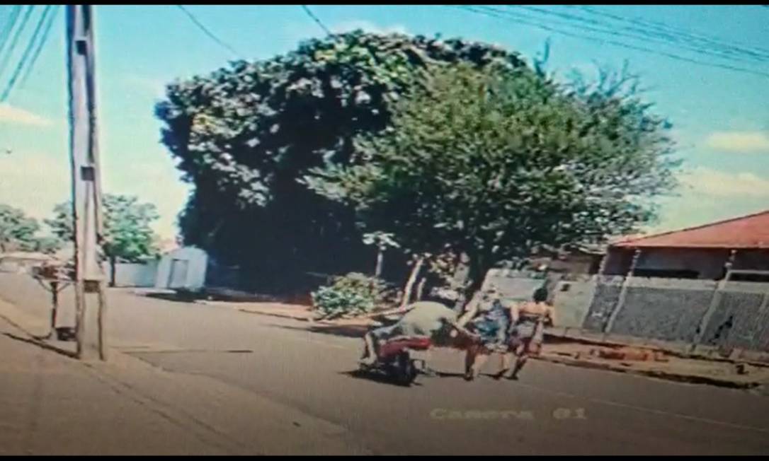Homem se aproxima de moto e apalpa corpo da vítima, em Ibiporã, no Paraná Foto: Reprodução