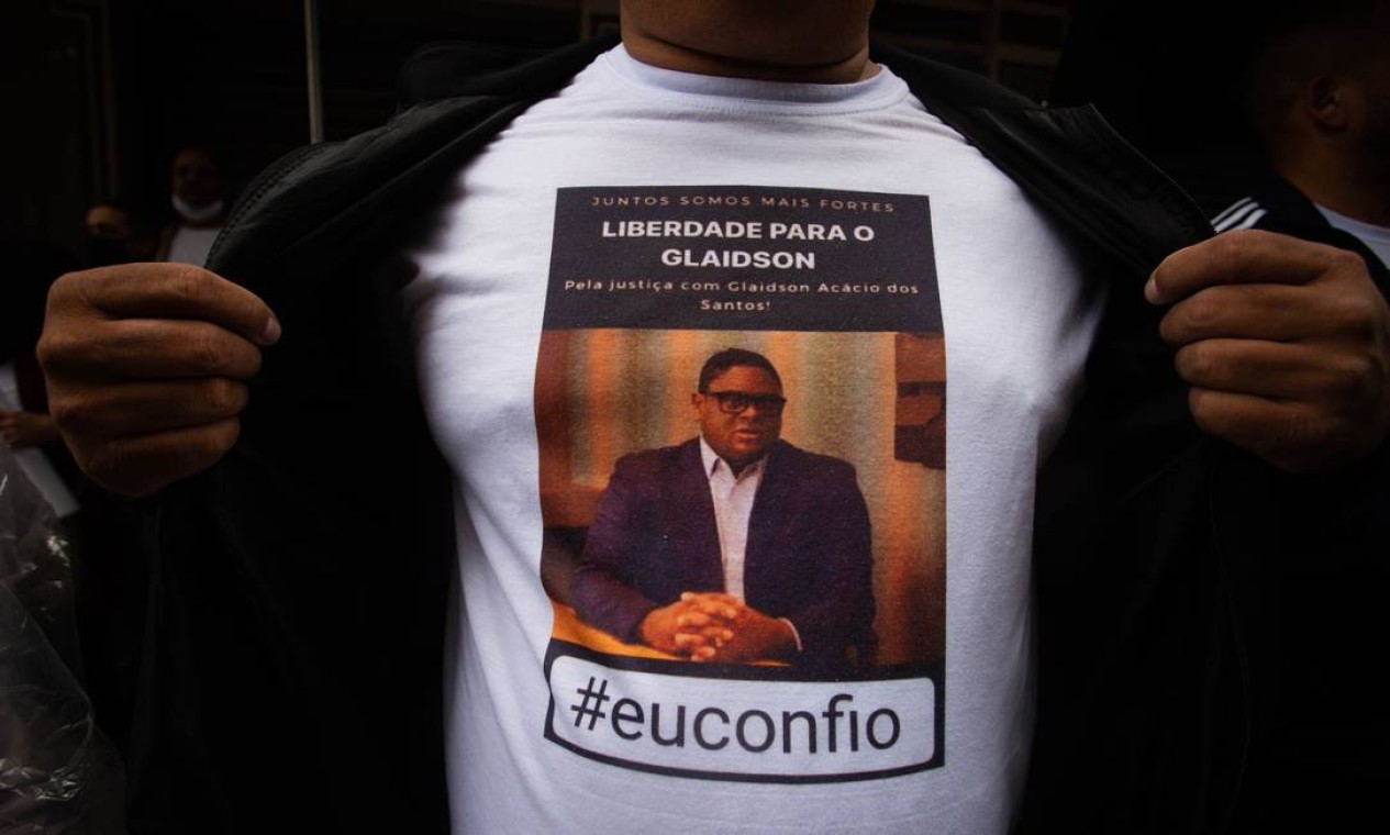 Manifestante exibe camisa com mensagem de apoio a Glaidson, acusado de liderar esquema de priâmide financeira Foto: Maria Isabel Oliveira / Agência O Globo