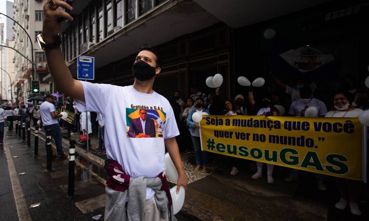 Manifestante faz selfie em frente ao TRF-2 Foto: Maria Isabel Oliveira / Agência O Globo