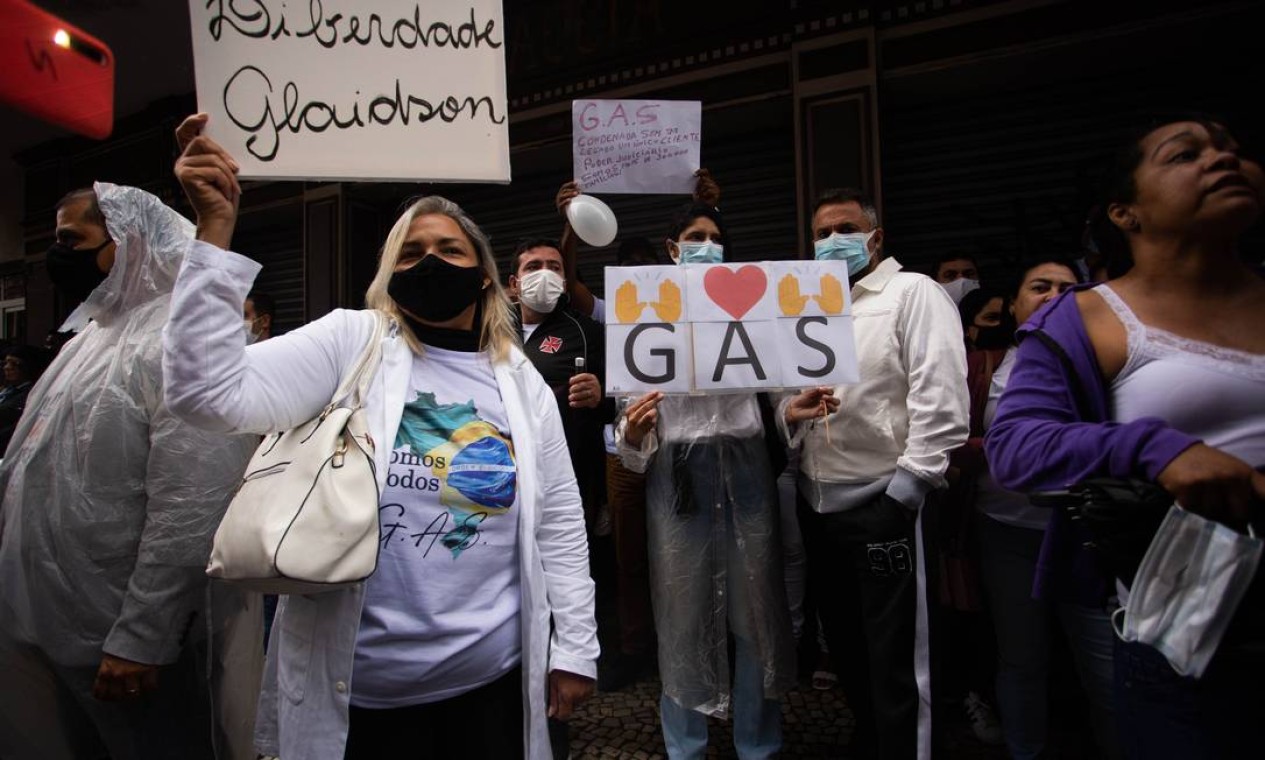 Investidores da GAS se manifestaram com faixas e cartazes Foto: Maria Isabel Oliveira / Agência O Globo