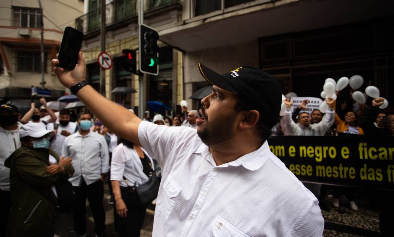 Manifestante faz selfie em frente ao TRF-2 Foto: Maria Isabel Oliveira / Agência O Globo